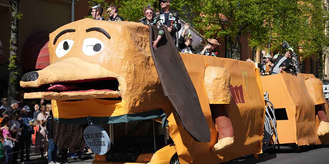 The picture shows a large dog with long brown ears built from recycled trade fair walls. The picture shows parts of the Royal Institute of Technology's carnival Quarnevalen.