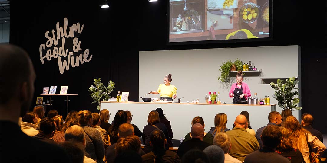 scen på sthlm food and wine med två kockar som lagar mat live framför en stor publik