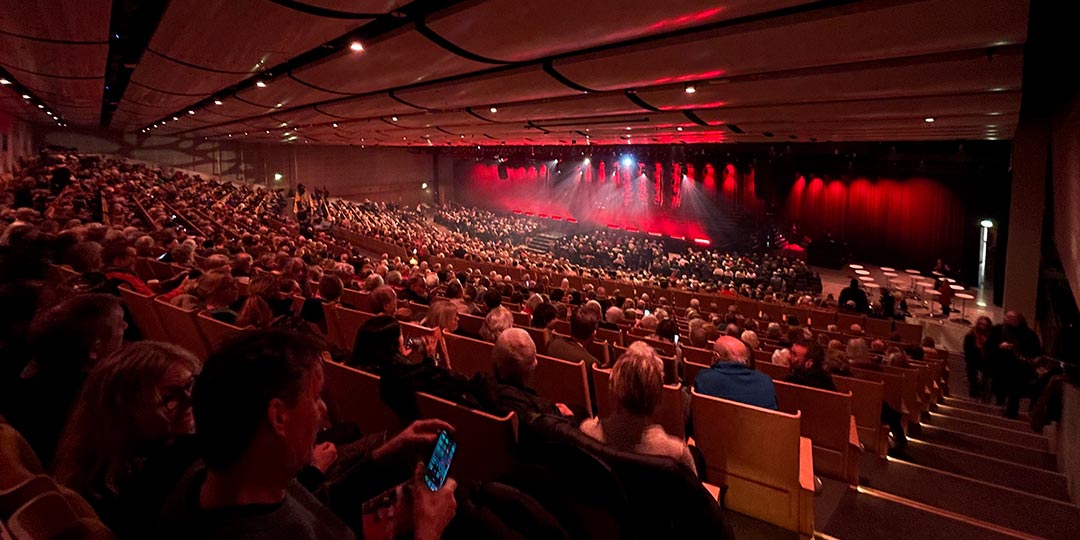 fyllda läktare under en julkonsert inne i Victoriahallen