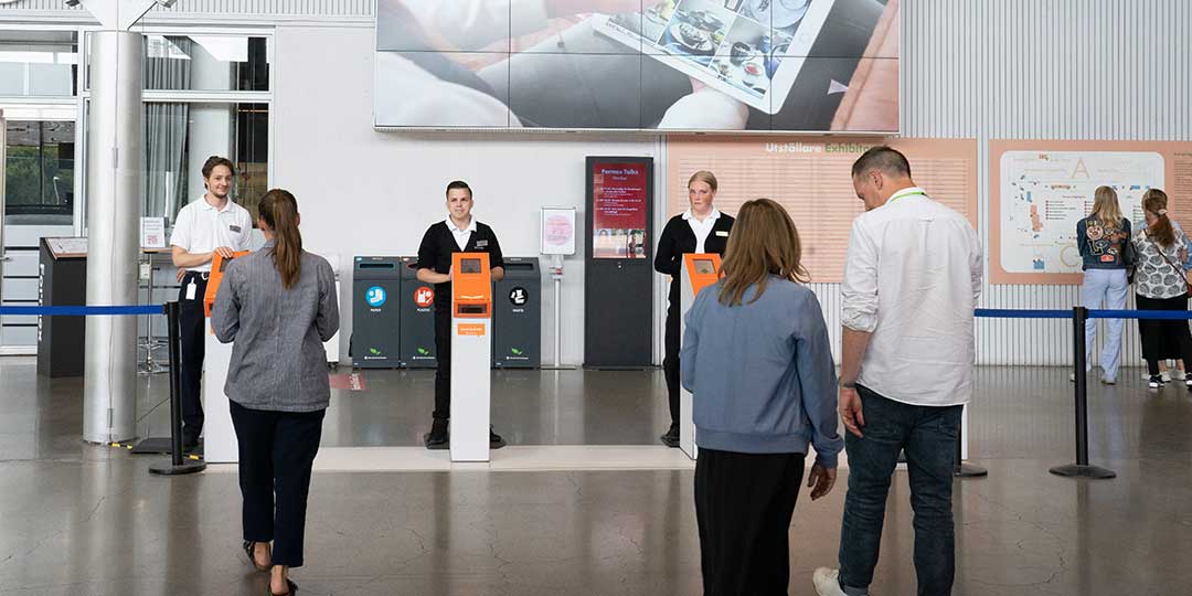 bild på människor som ska passera igenom entrén till en mässa på Stockholmsmässan