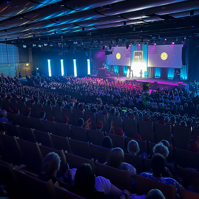 bild inifrån victoriahallen med en fullsatt läktare