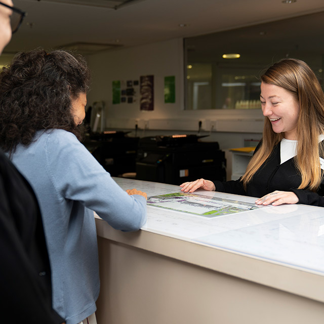 vi erbjuder eventservice för dig som utställare. På bild syns utställare som får får hjälp i business center på Stockholsmässan.