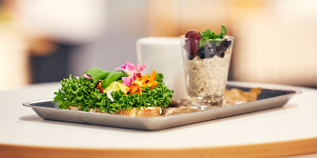 frukost med fralla, chiapudding och kaffe