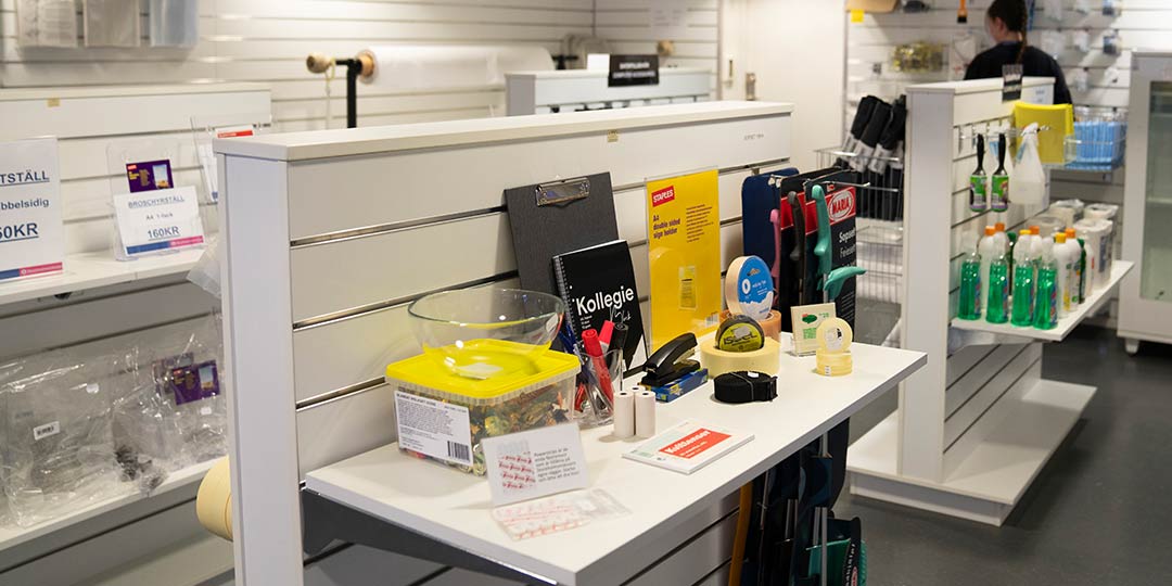 På bild syns vår butik i vårt business center där du kan köpa produkter som papper, tejp, rengöringsmedel och annat som du kan tänkas behöva som utställare under en mässa.