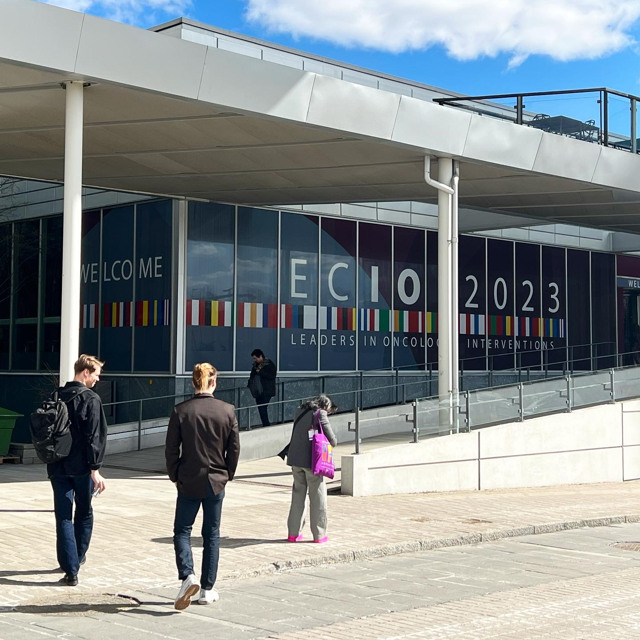 foliering av glaspartier mellan huvudentrén till scandic talk under kongressen ECIO 2023