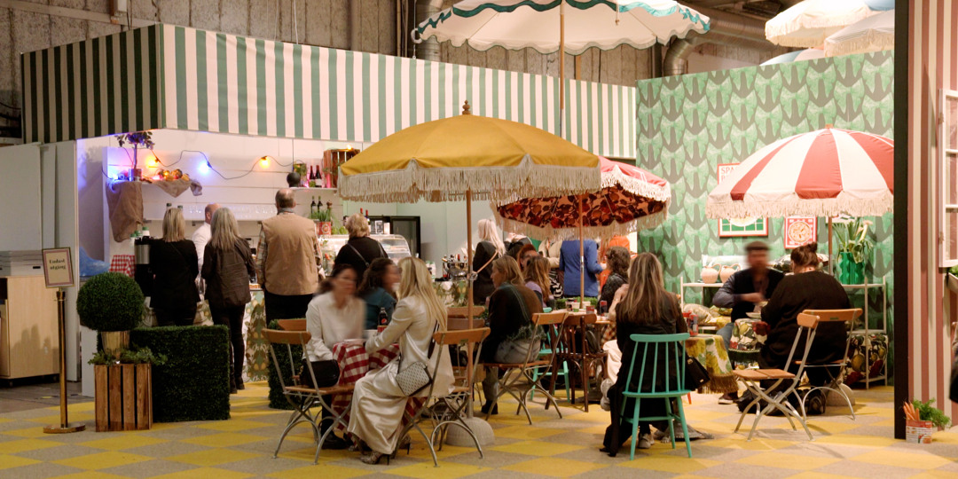café med parasoller under formex