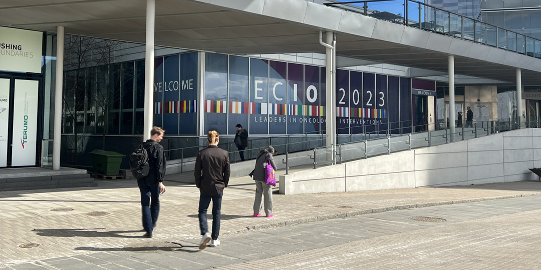 fysiska reklamplatser under en kongress på Stockholmsmässan