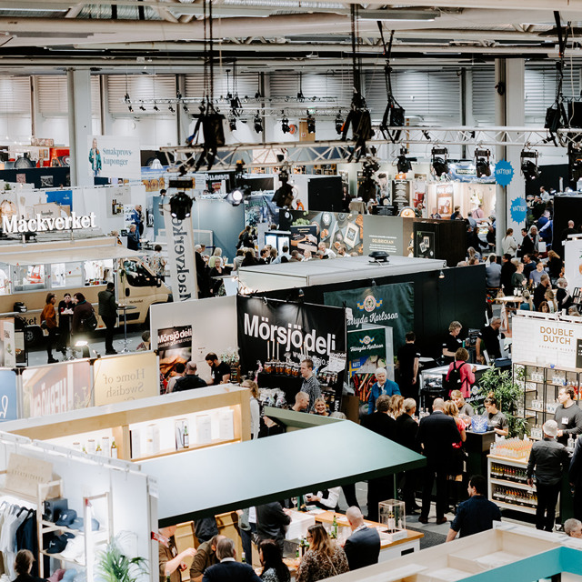 vi erbjuder eventservice för dig som utställare. På bild syns utställare som får får hjälp i business center på Stockholsmässan.