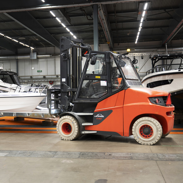 Orange truck som flyttar en motorbåt under Allt för sjön