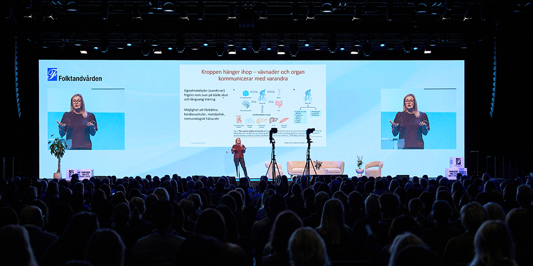 Audience attending a health-focused keynote during Folktandvården’s kick-off on the main stage in Victoria Hall at Stockholmsmässan