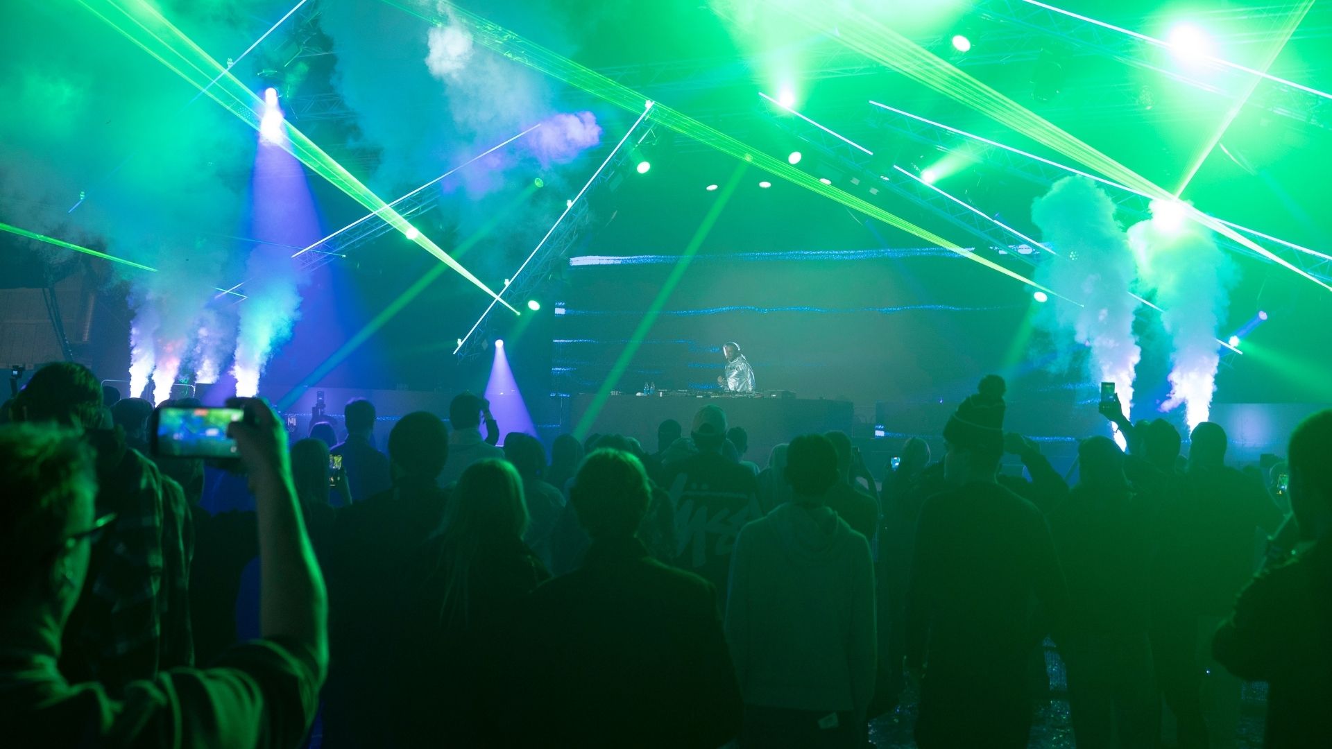 Publik och scen med ljusshow under liveeventet dreamhack i stockholm